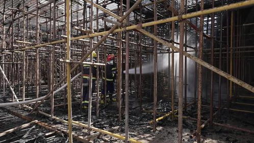 鄂爾多斯一建筑工地突發火情 消防部門火速救援確保施工安全